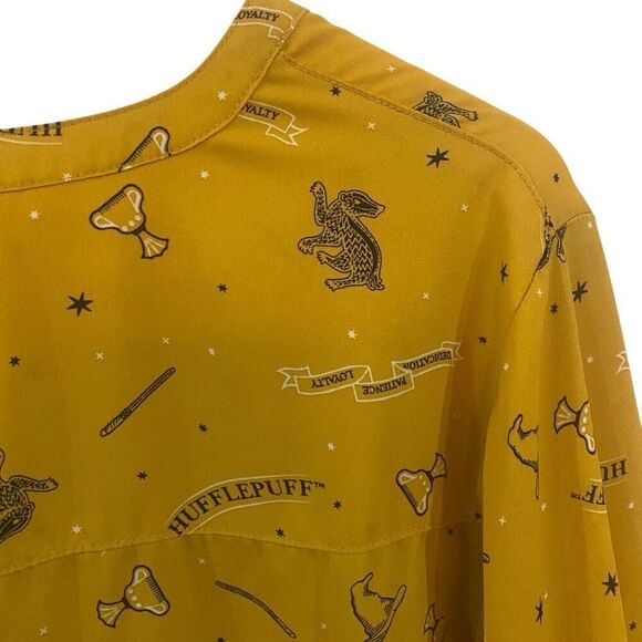Torrid Harry Potter Hufflepuff Button-Up V-Neck Shirt – Size 1X (Plus Size) - Picture 2 of 6